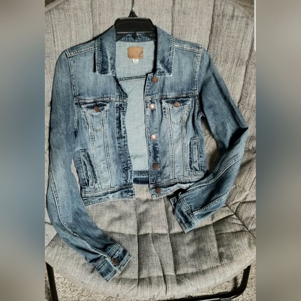 American Eagle Women's Cropped Denim Trucker Jacket Sz Small